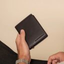 Pánska kožená peňaženka RFID Frederick hnedá v ruke