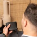 Pánska kožená peňaženka RFID Stephens C08.052600 čierna v ruke