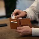 Pánska kožená peňaženka RFID Walid C08.036231 koňak v ruke