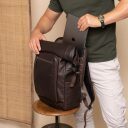 The Chesterfield Brand Roll top kožený batoh na notebook Remo C58.071301 hnedý v ruke
