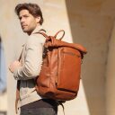 The Chesterfield Brand Roll top kožený batoh na notebook Remo C58.071331 koňakový na chrbte