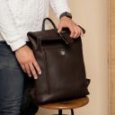 The Chesterfield Brand Rolovací batoh Larsson C58.033801 hnedý v ruke