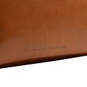 The Chesterfield Brand Štýlový kožený batoh Camden koňakový logo detail