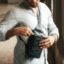 The Chesterfield Brand Kožená crossbody taška Riga C58.028400 čierna na modeli