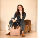 The Chesterfield Brand Kožená kabelka do ruky aj cez rameno Astero C48.142309 ružová s modelkou