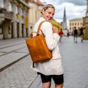 Štýlový dámsky kožený batoh Saar C58.026131 koňak cez rameno