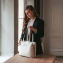 Shopper kabelka The Chesterfield Brand Lavik C38.040005 smotanovo biela v ruke