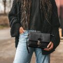 Dámska kožená kabelka do ruky aj na rameno The Chesterfield Brand Lucca C48.127000 čierna na modelke