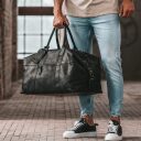 The Chesterfield Brand Kožená cestovná taška Portsmouth 2 C20.006200 čierna v ruke