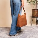Kožená kabelka cez rameno The Chesterfield Brand Amelia C48.046831 koňaková v ruke