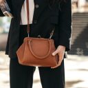 The Chesterfield Brand Dámska crossbody kabelka do ruky Chili C48.126931 koňaková na ramene