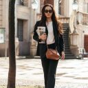 The Chesterfield Brand Dámska crossbody kabelka do ruky Chili C48.126931 koňaková s modelkou