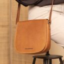 The Chesterfield Brand Dámska crossbody kabelka Everglades C48.132631 koňaková na modelke