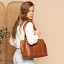 The Chesterfield Brand Kožená kabelka cez rameno Gail C48.098731 koňaková na ramene