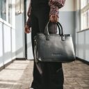 The Chesterfield Brand Dámska kožená kabelka do ruky aj cez rameno Garda C48.127400 čierna v ruke