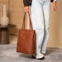 The Chesterfield Brand Kožená shopper kabelka na notebook 15" Solvia C38.022131 koňaková v ruke