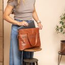 The Chesterfield Brand Kožená kabelka na notebook Elvas C40.110331 koňaková v ruke