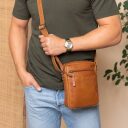 The Chesterfield Brand Kožená crossbody taška na doklady Laveno C48.138631 koňaková s modelom