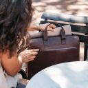 The Chesterfield Brand Kožená taška cez rameno na notebook Levanto C40.109101 hnedá v ruke