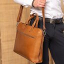 The Chesterfield Brand Kožená taška cez rameno na notebook Levanto C40.109131 koňaková otvorená