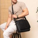 The Chesterfield Brand Kožená crossbody taška na notebook C48.055200 Richard čierna s modelom