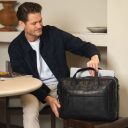 Kožená business taška na notebook 17" The Chesterfield Brand Ryan čierna C40.101500 v ruke