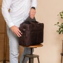 The Chesterfield Brand Kožená taška na notebook 17" C40.101501 Ryan hnedá v ruke