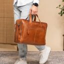 Kožená business taška na notebook 17" The Chesterfield Brand Ryan koňaková C40.101531 v ruke