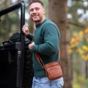 Kožená taška na doklady The Chesterfield Brand Bremen C48.097931 koňak na mužovi
