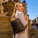 The Chesterfield Brand Dámsky kožený batoh do mesta Claire C58.023500 čierny na chrbte modelka