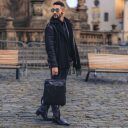 The Chesterfield Brand Kožený batoh na notebook Jasper C58.033700 čierny v ruke
