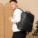 The Chesterfield Brand kožený batoh na notebook 15" Lennox C58.071100 čierny na chrbte