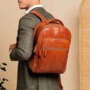 The Chesterfield Brand Pánsky kožený batoh na notebook 15" Maggiore C58.034131 koňakový na postave
