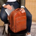 The Chesterfield Brand Pánsky kožený batoh na notebook 15" Maggiore C58.034131 koňakový v ruke
