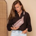 The Chesterfield Brand Kožená ľadvinka vintage štýl Severo C23.102212 svetlo fialová na modelke