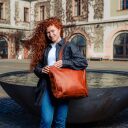 Kožená shopper kabelka na notebook The Chesterfield Brand BERLIN C38.016031 koňak na ramene