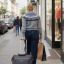 Veľká nákupná taška na kolieskach PUNTA wheel 10303-1700 tmavo sivá v ruke