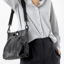 aunts & uncles Grandma´s Luxury Club Mrs. Muffin Dámska kožená crossbody 40301-0 čierna na modelke