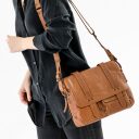 aunts & uncles Kožená taška cez rameno messenger bag Miss Applepie 40305-1 koňaková na modelke