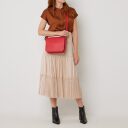 Dámska kožená kabelka s klopou Castelijn & Beerens 219650 Babette Nappa Crossbody červená na modelke