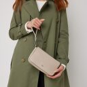 Dámska kožená RFID kabelka Castelijn & Beerens Babette Nappa Clutch 219810 béžová na modelke