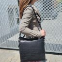 Dámska kožená kabelka-batoh Chesterfield Brand Toscano čierna C48.128300 na modelke