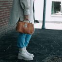 The Chesterfield Brand Doktorská kožená taška Rachael C48.112731 koňaková v ruke
