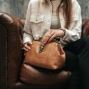 The Chesterfield Brand Doktorská kožená taška Rachael C48.112731 koňaková v ruke