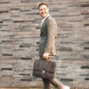 The Chesterfield Brand Kožená aktovka na notebook Stuttgart C40.107101 hnedá v ruke