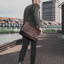 The Chesterfield Brand Kožená crossbody taška na notebook C48.055201 Richard hnedá na ramene