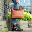 Kožená kabelka cez rameno The Chesterfield Brand Amelia C48.046831 koňak v ruke
