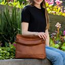 Kožená kabelka cez rameno The Chesterfield Brand Amelia C48.046831 koňak na ramene