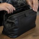 The Chesterfield Brand Kožená kozmetická taška Vince C08.017100 čierna otvorená