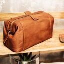 The Chesterfield Brand Kožená kozmetická taška Vince C08.017131 koňaková v kúpeľni